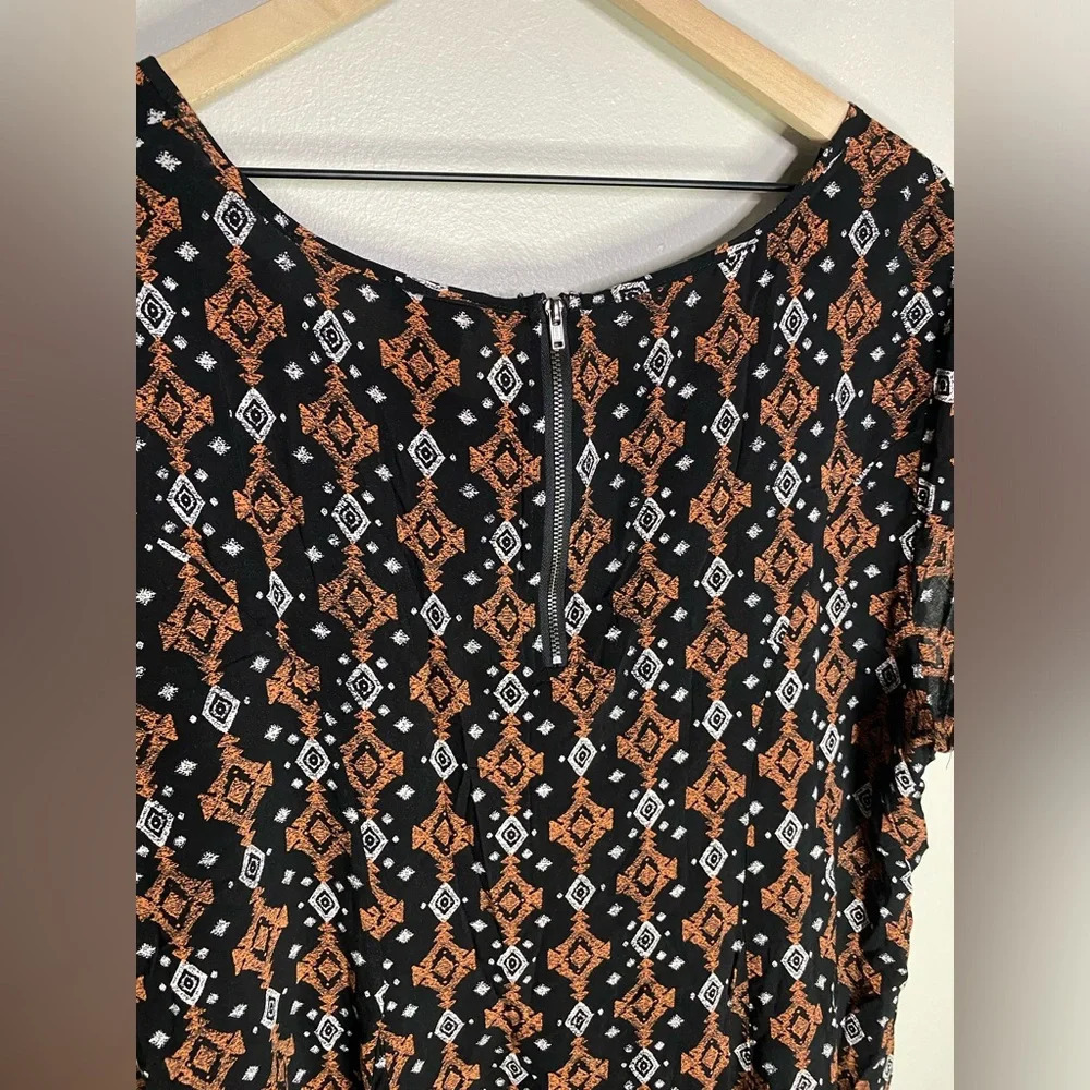 Torrid Size 1 Aztec Print raw hem geometric black short sleeve Challis Flowy Top - Picture 6 of 8